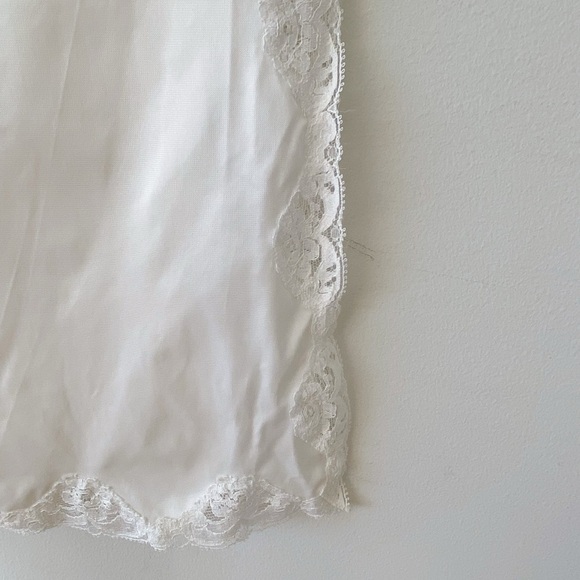 Vintage pale pate white nylon slip skirt with creamy floral lace trim - Picture 5 of 6